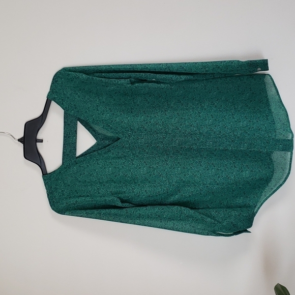 Cabi green floral blouse, chiffon career keyhole back day to night womens XS - Picture 7 of 10